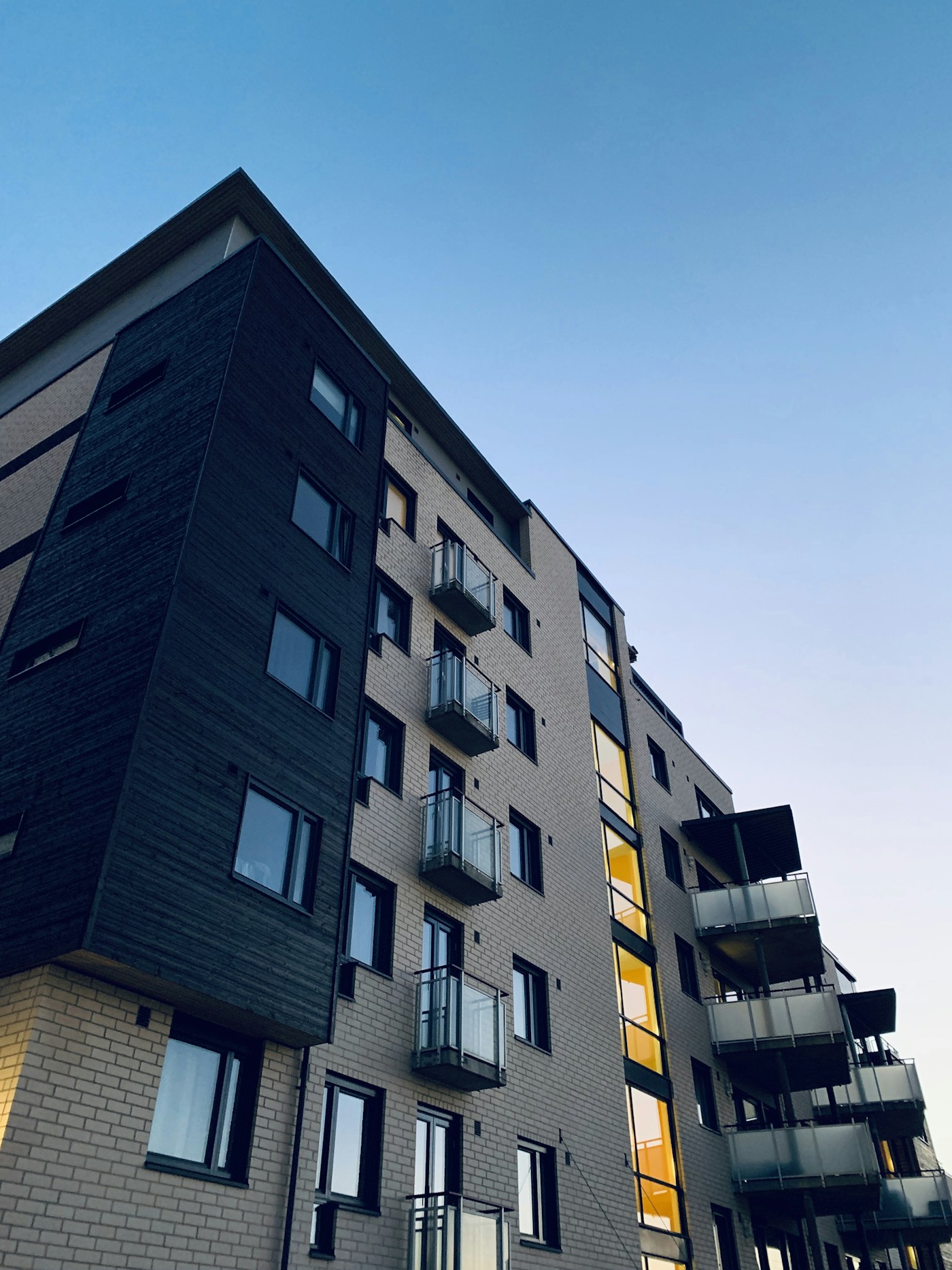 Wohnhaus Florastraße, Klinkerfassade mit Balkonen