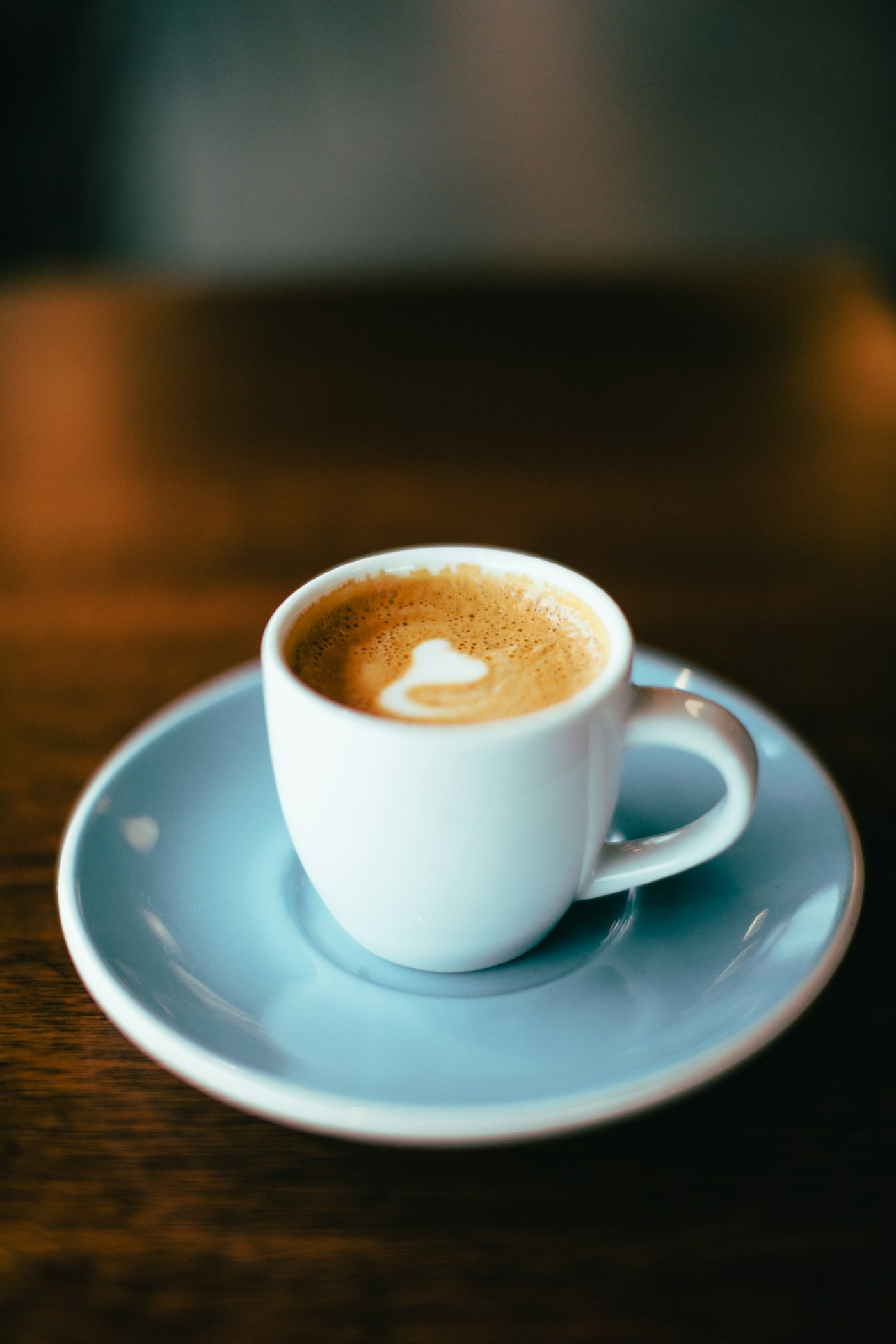 Espresso in weißer Tasse auf dem Tresen